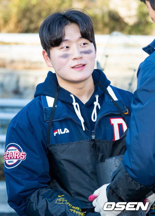 [OSEN=박준형 기자] 두산 베어스가 4일 도봉구 무수골 일대에서 사랑의 연탄 나눔 봉사활동을 진행했다.연탄 나눔 행사는 연말을 맞아 저소득 소외계층에 사랑을 전하는 사회공헌활동의 일환이다.두산 김택연이 연탄을 나르고 있다  2024.12.04 / soul1014@osen.co.kr