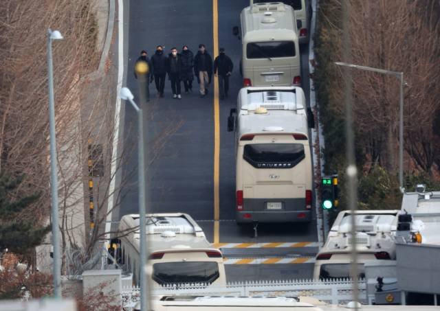 ▲공수처와 경찰이 윤석열 대통령 2차 체포 영장 집행을 이번 주중에 시도할 것이라는 전망이 유력하게 거론되고 있는 가운데 12일 서울 용산구 한남동 대통령 관저 입구에서 경비인력으로 추정되는 사람들이 이동하고 있다. ⓒ연합뉴스