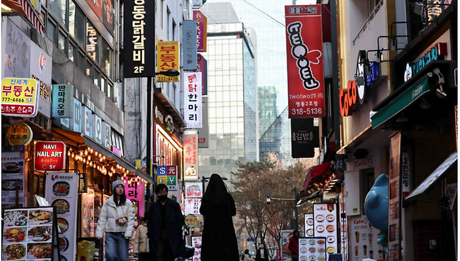 지난 24일 서울 시내의 식당 골목이 한산한 모습을 보이고 있다. 뉴시스