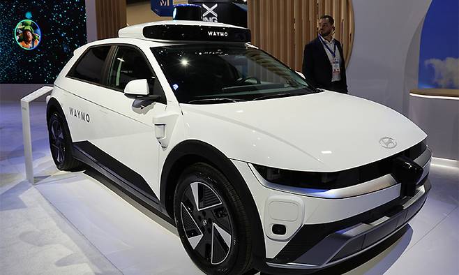 9일(현지시간) 미국 라스베이거스에서 열린 CES 2025 웨이모 전시관에서 공개된 웨이모 드라이버를 탑재한 현대차 아이오닉5의 모습. 라스베이거스=연합뉴스