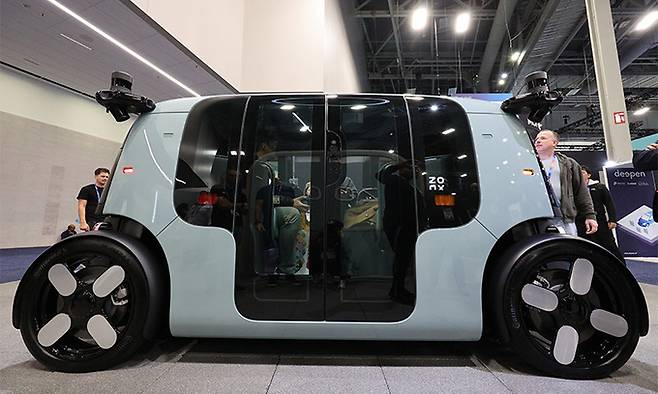 자율주행 택시를 살펴보는 관광객들의 모습. 라스베이거스=뉴스1