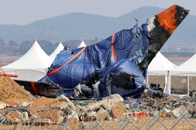제주항공 참사 15일째인 12일 오후 전남 무안국제공항에서 수습 당국 관계자들이 수색 작업을 하고 있다. 연합뉴스