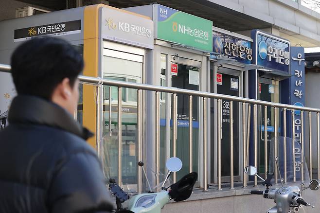 13일 금융권에 따르면, 5대 은행(KB국민·신한·하나·우리·NH농협) 가운데 국민은행과 하나은행을 제외하고 모두 임금·단체협약(임단협)을 타결했다. 국민은행 외 4개 은행의 임금인상률은 일반직 기준 2.8%로 결정됐다. ⓒ연합뉴스