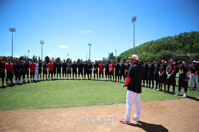 KIA 이범호 감독과 선수단이 지난해 호주 스프링캠프에서 훈련 전 미팅하고 있다. KIA 타이거즈 제공