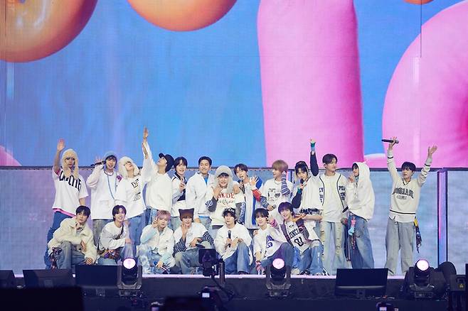 동방신기, 엑소, NCT, 라이즈가 ‘SM타운 라이브 2025’ 콘서트에서 합동 무대를 펼쳤다. SM엔터테인먼트 제공