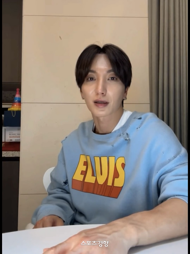 12일 그룹 슈퍼주니어 이특이 라이브 방송을 통해 ‘의상 재탕’의 이유를 설명하고 있다. 이특 라이브 방송 중 캡처
