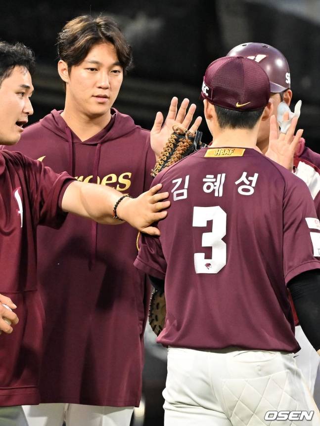 김혜성(오른쪽)과 안우진.