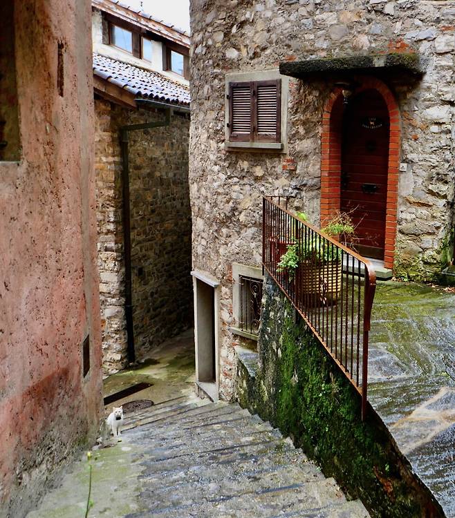 마을은 100년 전 모습을 간직하고 있다