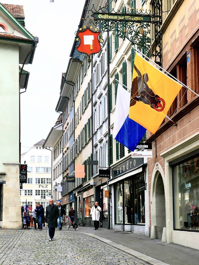 흰색과 하늘색으로 구성된 루체른 주의 문장. 거리에서 주별로 다른 문장과 깃발을 보는 재미가 있다