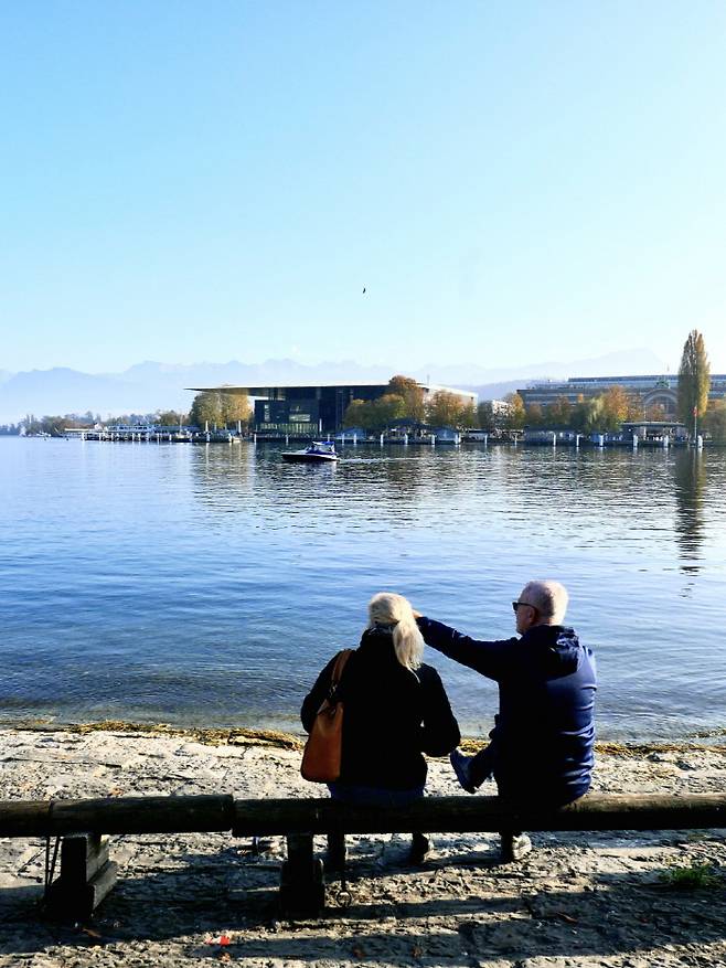 호수 건너편 KKL 루체른 문화컨벤션센터는 가장 현대적인 랜드마크다&nbsp;