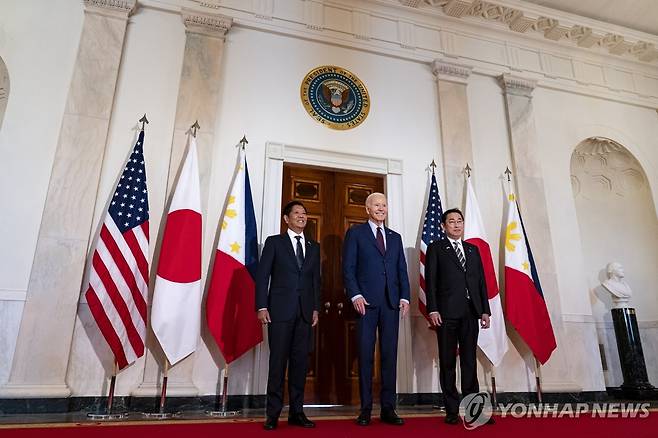 지난해 미국·일본·필리핀 3국 정상회의 지난해 4월 11일(현지시간) 미국 백악관에서 조 바이든 미국 대통령과 기시다 후미오 일본 총리(오른쪽), 페르디난드 마르코스 필리핀 대통령(왼쪽)이 3국 정상회의에 앞서 사진을 촬영하고 있다. 2025.01.13
[EPA 연합뉴스 자료사진. 재판매 및 DB 금지]