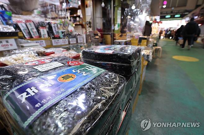 마른김 한장에 150원 돌파…치솟는 수산물 가격 (서울=연합뉴스) 서대연 기자 = 마른김 평균 소매가격이 한장당 150원을 넘는 등 수산물 가격이 치솟는 가운데 13일 서울 시내 한 전통시장에 마른김 묶음이 놓여있다. 
    13일 한국농수산식품유통공사 가격정보 사이트에 따르면 마른김(중품) 10장 평균 소매가격은 지난 10일 기준 1천562원이다. 2025.1.13 dwise@yna.co.kr