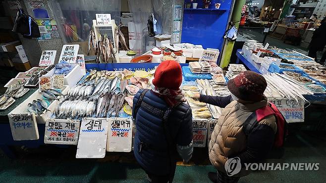 설 명절 앞두고 치솟는 수산물 가격 (서울=연합뉴스) 서대연 기자 = 수산물 가격이 치솟는 가운데 13일 서울 시내 한 전통시장 상점에 고등어 등 수산물이 놓여 있다. 
    통계청에 따르면 12월 전체 소비자물가지수는 전년 동월 대비 1.9% 올랐는데 수산물 물가 상승률은 3.1%로 훨씬 높았다. 농산물 물가 상승률 2.6%보다도 높은 수치다. 2025.1.13 dwise@yna.co.kr