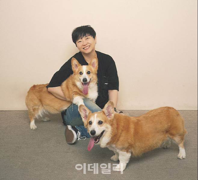 반려동물 ‘근근이’, ‘유유’와 함께 있는 이혜미 반려생활 대표 (사진=반려생활)