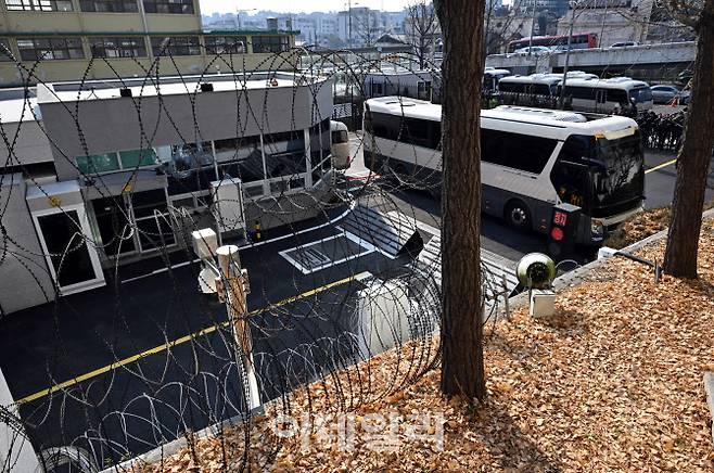 고위공직자범죄수사처와 경찰의 윤석열 대통령 2차 체포영장 집행 시도가 임박한 가운데 지난 12일 서울 용산구 한남동 대통령 관저 입구가 버스로 막혀 있다. (사진=이데일리 방인권 기자)