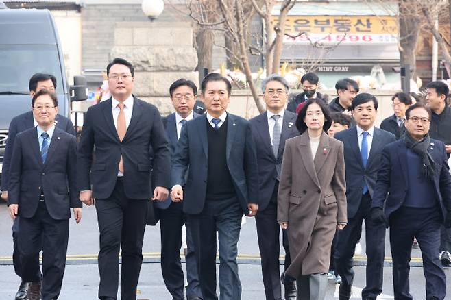 윤석열 대통령의 탄핵심판 첫 변론기일인 14일 오후 정청래 단장 등 탄핵소추단이 서울 종로구 헌법재판소에 출석하고 있다. (사진=공동취재단)
