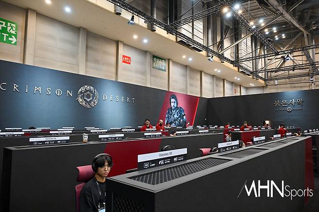 지난해 11월 열린 '2024 지스타'에서 게이머들이 펄어비스의 '붉은사막'을 체험하고 있다.