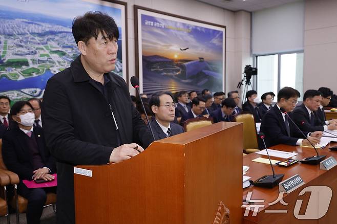박한신 제주항공 참사 유족 대표가 14일 서울 여의도 국회에서 열린 국토교통위원회 전체회의에 출석해 12·29 여객기 참사 관련 현안보고에서 유가족의 입장을 밝히고 있다. 2025.1.14/뉴스1 ⓒ News1 안은나 기자