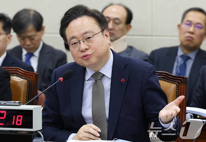 조규홍 보건복지부장관이 14일 오전 서울 여의도 국회에서 열린 보건복지위원회 전체회의에 출석해 의원 질의에 답하고 있다. 2025.1.14/뉴스1 ⓒ News1 이광호 기자