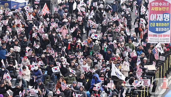 공수처와 경찰의 윤석열 대통령 2차 체포영장 집행 시도가 임박한 가운데 14일 서울 용산구 한남동 대통령 관저 인근에서 윤석열 대통령 지지자들이 탄핵 반대 집회를 하고 있다. 2025.1.14/뉴스1 ⓒ News1 김성진 기자