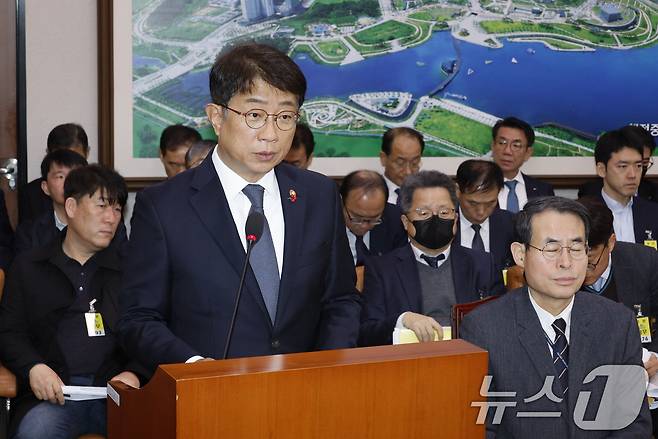 박상우 국토교통부 장관이 14일 서울 여의도 국회에서 열린 국토교통위원회 전체회의에 출석해 12·29 여객기 참사 관련 현안보고를 하고 있다. 2025.1.14/뉴스1 ⓒ News1 안은나 기자