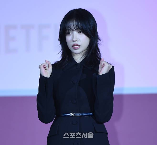 조유리가 9일 서울 동대문디자인플라자(DDP)에서 열린 넷플릭스 ‘오징어게임2’ 제작발표회에서 포토타임을 갖고 있다.   사진 | 스포츠서울 DB