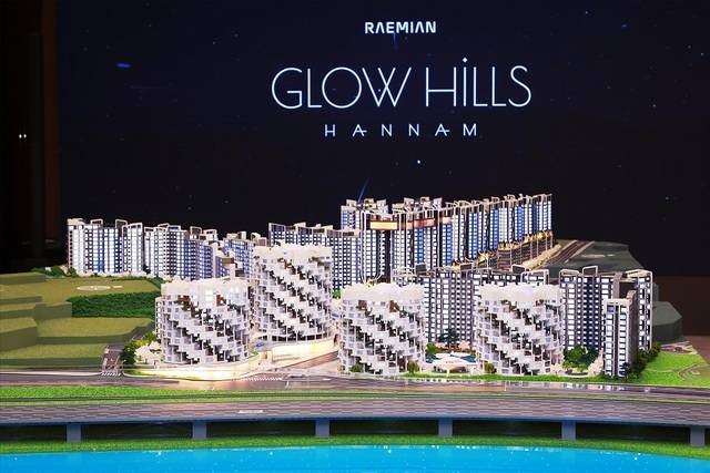 삼성물산은 전체 2360가구의 70%인 총 1652가구에서 한강 조망이 가능하도록 설계했다. 전체 조합원 1166가구 대비 600가구를 추가 확보해 채광보다 조망에 더 가치를 뒀다는 설명이다. 사진은 삼성물산 한남4구역 '래미안 글로우힐즈 한남' 홍보관. /삼성물산