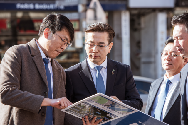 이한우 현대건설 대표는 지난 4일 첫 외부 일정으로 한남4구역을 찾아 "현대건설과 함께하는 지금부터가 한남4구역의 진정한 시작"이라며 한남4구역이 타 구역들이 부러워하는 사업지로 도약시키겠다는 다짐과 함께 미래 비전을 약속했다. /현대건설