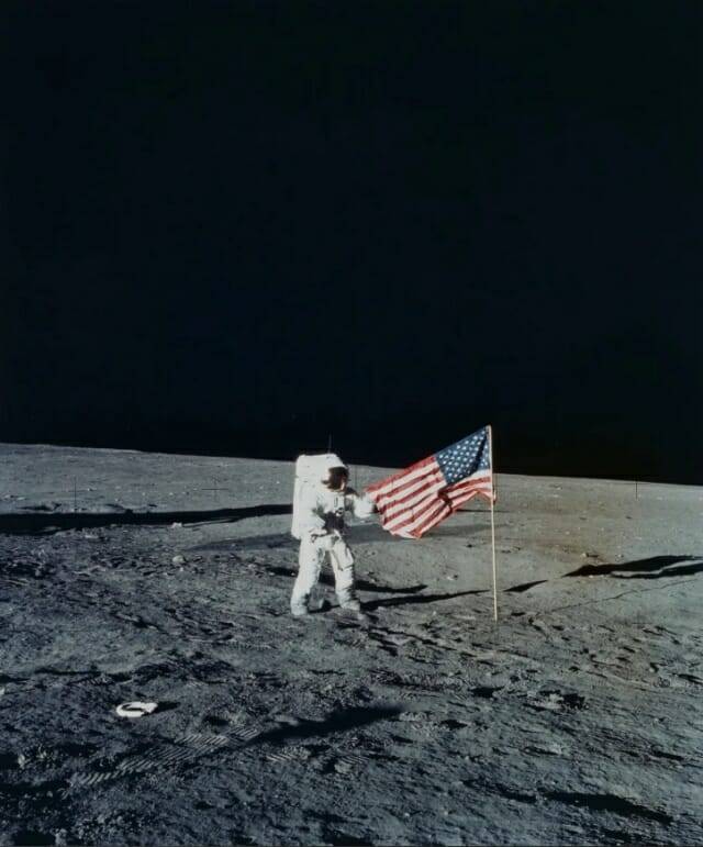 1969년 11월 아폴로 임무 중에 피트 콘레드가 달에 성조기를 게양하는 모습 (출처=NASA)