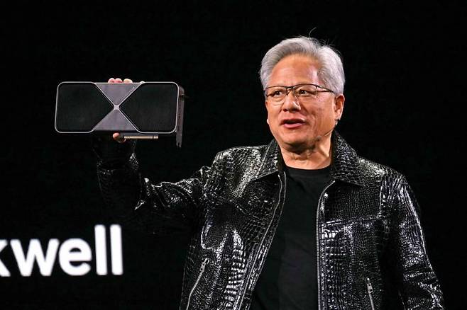 젠슨 황 엔비디아 CEO가 지난 6일 CES 2025 기조연설에서 지포스 RTX 5090 레퍼런스 제품을 선보이고 있다. AFP연합뉴스
