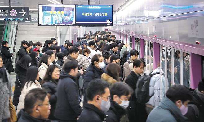 파주행 GTX에 몰린 서울역 퇴근길 - 13일 오후 GTX-A 운정중앙역~서울역 구간의 서울역 승강장에서 이용객들이 파주 운정중앙역행(行) 열차에 올라타고 있다. 지난달 28일 개통한 이 노선 덕에 파주 운정중앙역을 이용하는 주민들은 서울역까지 22분 만에 주파할 수 있게 됐다. /박성원 기자