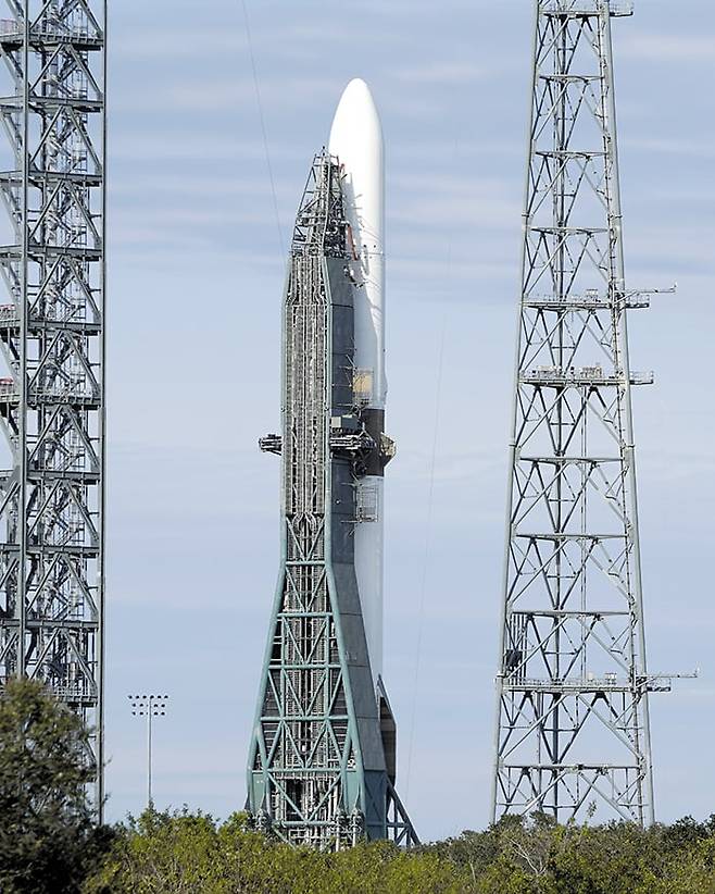 발사 연기된 베이조스의 '뉴 글렌' - 11일 미국 플로리다주 케이프커내버럴 발사장에서 재사용 우주 발사체 '뉴 글렌'이 발사를 준비하고 있다. 이 발사체는 제프 베이조스 아마존 창업자가 세운 우주 기업 블루 오리진이 개발했다. 발사체 회수에 성공하면 스페이스X에 이어 우주 발사체 재사용에 성공한 우주 기업으로 기록된다. /AP 연합뉴스
