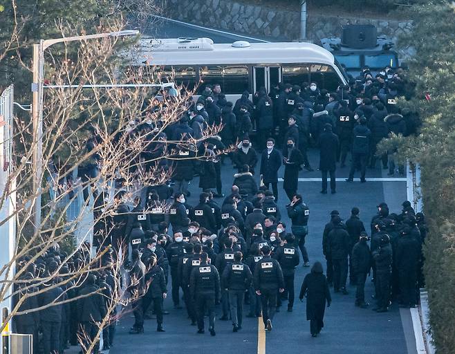 윤석열 대통령에 대한 체포영장 집행에 나선 고위공직자범죄수사처 수사관들이 지난 1월 3일 서울 한남동 대통령 관저 입구에서 경호처 요원들과 대치하고 있다. /김지호 기자