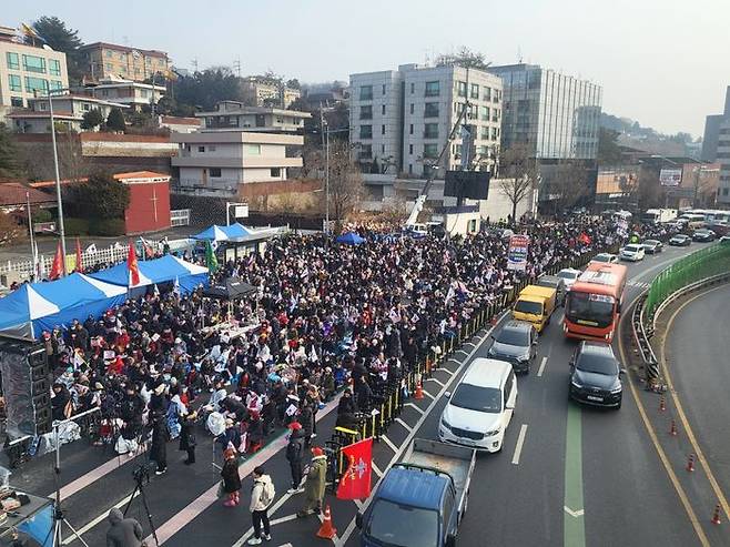 14일 오후 서울 용산구 한남동 대통령 관저 인근서 진행된 탄핵 반대 집회의 모습.ⓒ데일리안 허찬영 기자