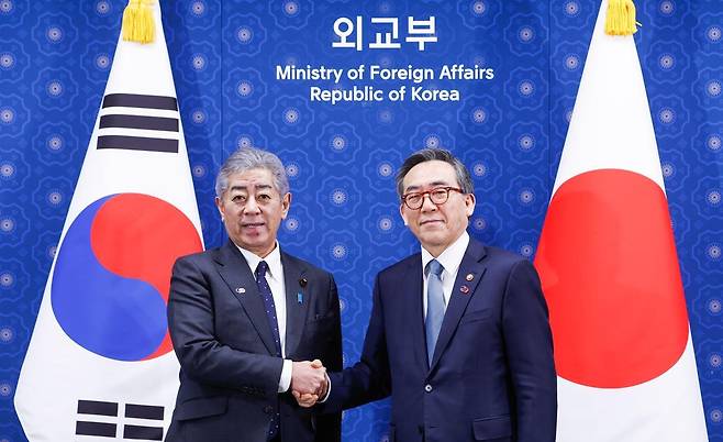 조태열 외교부 장관(오른쪽)과 이와야 다케시 일본 외상이 13일 서울 종로구 외교부에서 열린 한일외교장관회담에서 앞서 기념촬영을 하고 있다.  뉴스1