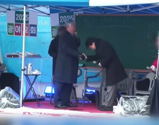 1월 5일 전광훈 목사가 주최한 집회에 참석한 국민의힘 윤상현 의원이 전 목사에게 깍듯하게 인사하고 있다. 유튜브 화면 캡처