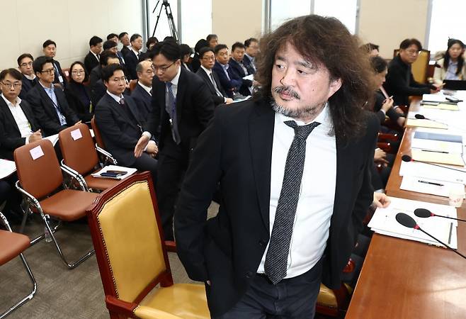 방송인 김어준 씨가 지난해 12월 13일 국회에서 열린 과학기술정보방송통신위원회 전체회의에 출석, 계엄 당시 암살조 제보를 폭로한 뒤  자리에서 일어나고 있다. 뉴스1