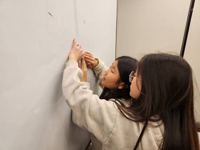 윤제인(10)양과 정로희(10)양이 칠판에서 문제를 풀고 있다. 박고은 기자