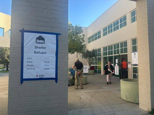 13일 미국 캘리포니아주 로스엔젤레스에 위치한 웨스트우드 레크리에이션 센터 앞의 모습. 이곳은 로스앤젤레스 화재 피해자들을 위해 마련된 임시 대피소다. 대피소 앞 벽면에 다른 언어와 함께 한글로 '보호소'라고 적힌 게 눈에 띈다. 로스앤젤레스=이서희 특파원