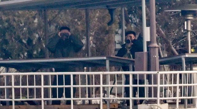 고위공직자범죄수사처의 윤석열 대통령에 대한 2차 체포영장 집행이 임박한 가운데 13일 서울 용산구 한남동 대통령 관저에서 경호처 관계자들이 망원경을 통해 외부 동태를 살피고 있다. 하상윤 기자