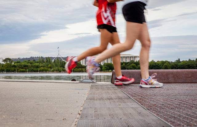 시민들이 수도 캔버라의 벌리그리핀 호수 주변을 달리고 있다. 호주관광청 제공