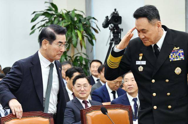 김용현 전 국방장관이 10월 24일 국회 국방위원회에서 열린 국정감사에 출석해 김명수 합참의장으로부터 거수경례를 받고 있다. 고영권 기자