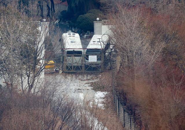 고위공직자범죄수사처(공수처)가 윤석열 대통령에 대한 체포영장을 재발부받은 지 일주일을 맞은 13일 서울 용산구 한남동 대통령 관저의 한쪽 문이 버스, 쇠사슬, 철조망으로 막혀 있다. 연합뉴스