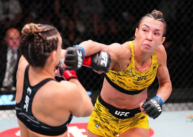 맥켄지 던(오른쪽)이 아만다 히바스를 꺾었다. 사진=UFC