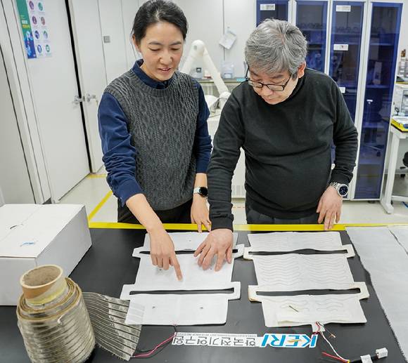 이동윤 KERI 박사팀이 겨울철 전기차의 온돌형 난방을 실현하는 고효율 고유연 ‘금속섬유천 면상 발열체’ 기술을 개발했다. [사진=전기연]