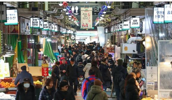 서울시가 설 명절을 맞아 시내 전통시장 60곳에서 설 성수품과 농·축·수산물을 최대 30%까지 할인하는 행사를 실시한다. 사진은 설 명절을 앞두고 이용객으로 붐비는 서울 시내 한 전통시장. [사진=연합뉴스]