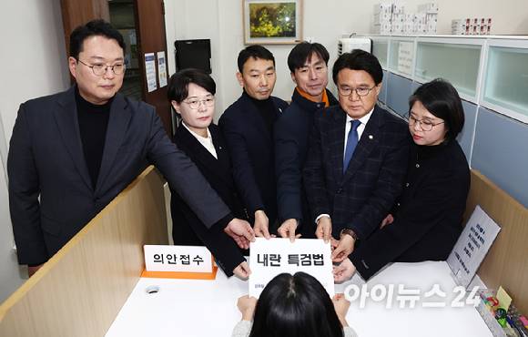 야6당 의원들이 9일 오전 서울 여의도 국회 의안과에서 내란 특검법을 제출하고 있다.왼쪽부터 천하람 개혁신당 원내대표, 전종덕 진보당 의원, 김용민 더불어민주당 원내정책수석부대표, 한창민 사회민주당 대표, 황운하 조국혁신당 원내대표, 용혜인 기본소득당 대표. [사진=곽영래 기자]
