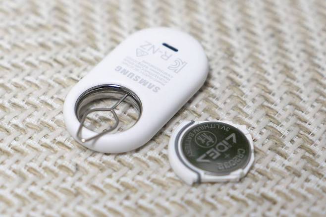 함께 동봉된 핀으로 배터리를 분리할 수 있고, 약 500일에 한번 정도만 교체하면 된다 / 출처=IT동아