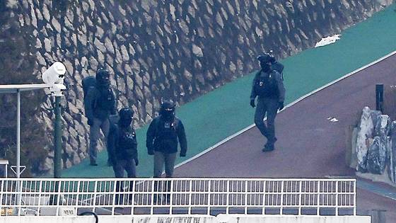 윤석열 대통령 체포영장 2차 집행 초읽기에 들어간 지난 13일 서울 용산구 한남동 대통령 관저에서 화기가 든 것으로 추정되는 배낭을 멘 대통령경호처 요원들이 오가고 있다. 뉴스1