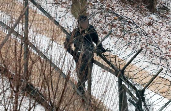 서울 용산구 한남동 대통령 관저 부지에서 경호처 요원이 개인화기를 들고 순찰중이다. 뉴스1